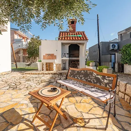 Apartmán 2 Bedroom Amazing In Povljana